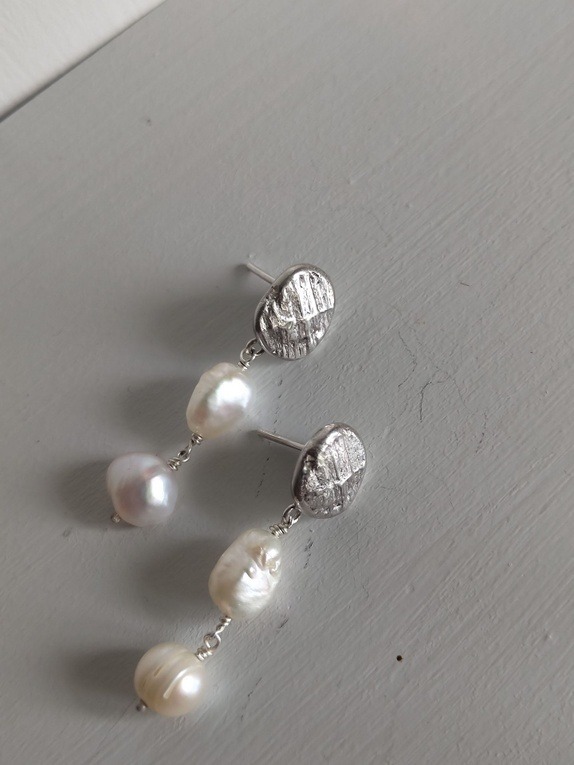 Perledråper med strukturert sølv