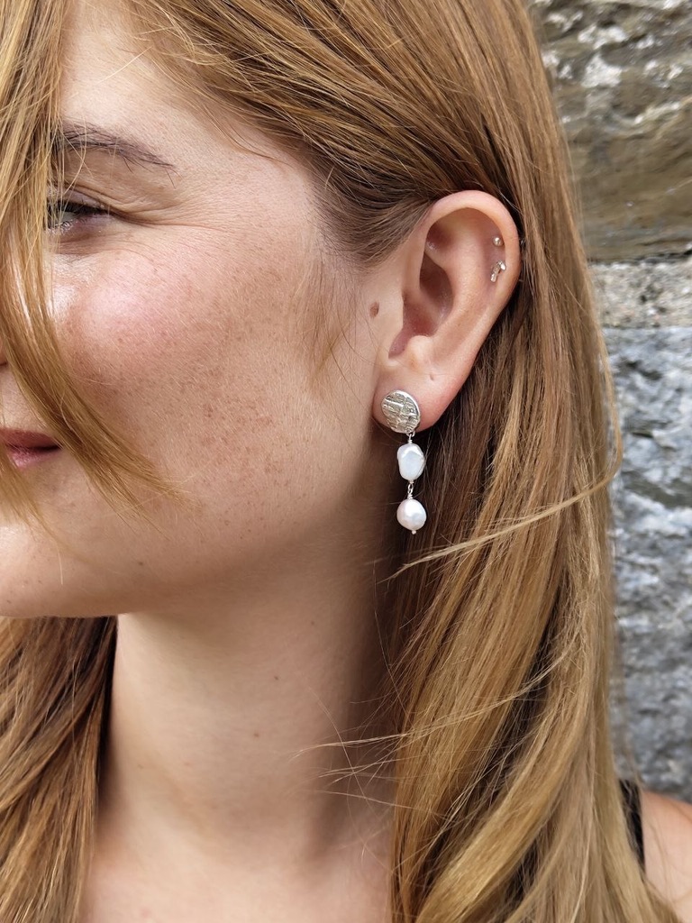 Perledråper med strukturert sølv