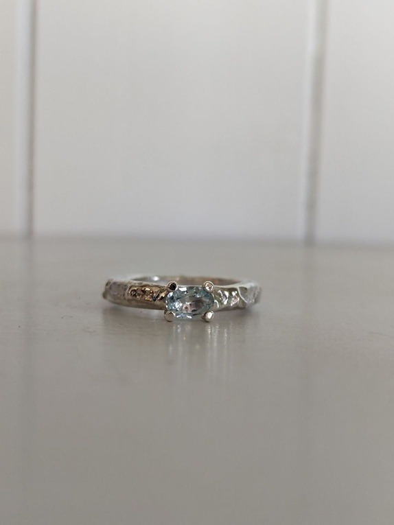 Sandstøpt ring med oval Topaz