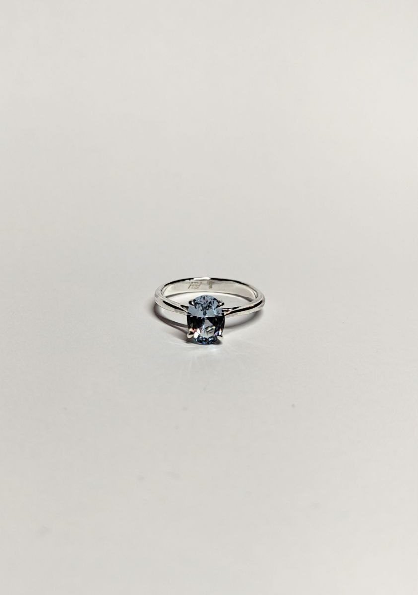 Tidløs sølvring med himmelblå Topaz