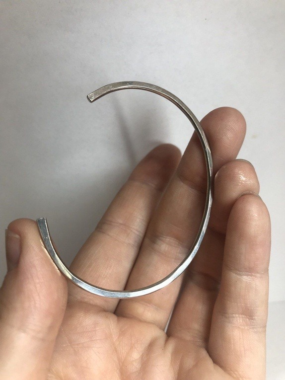 Elegant, åpen armring