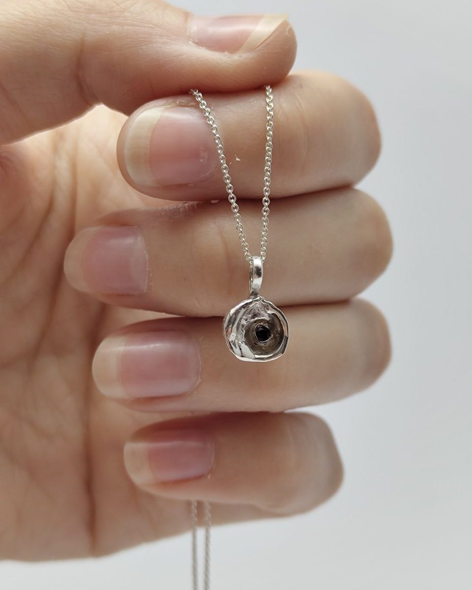 Vannstøpt anheng med safir