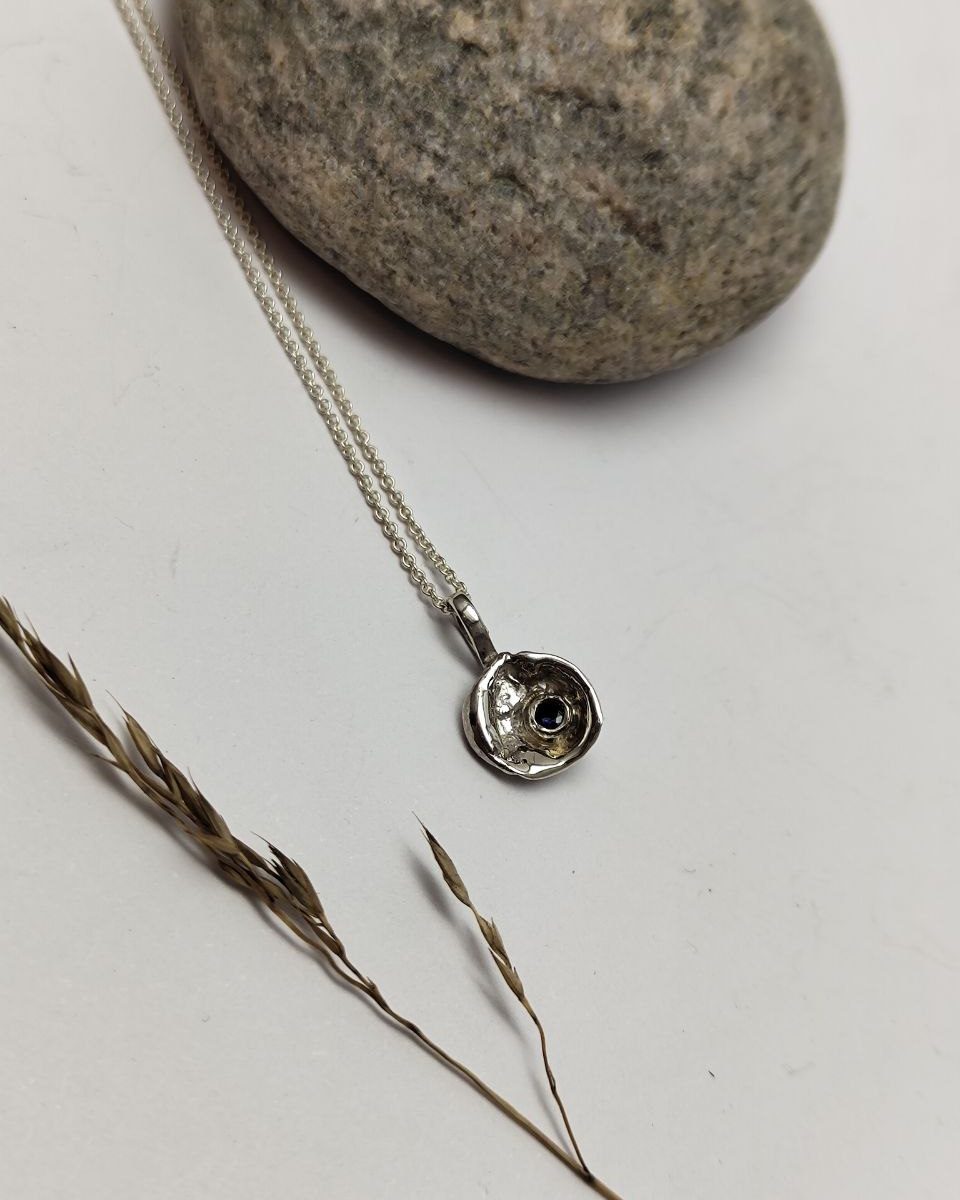 Vannstøpt anheng med safir