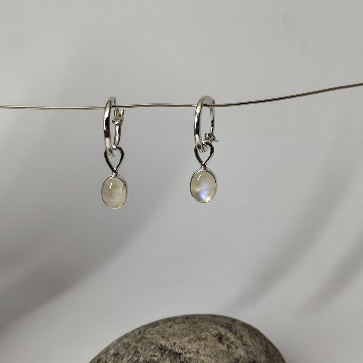 Måneskinn - sølvhoops med månestener