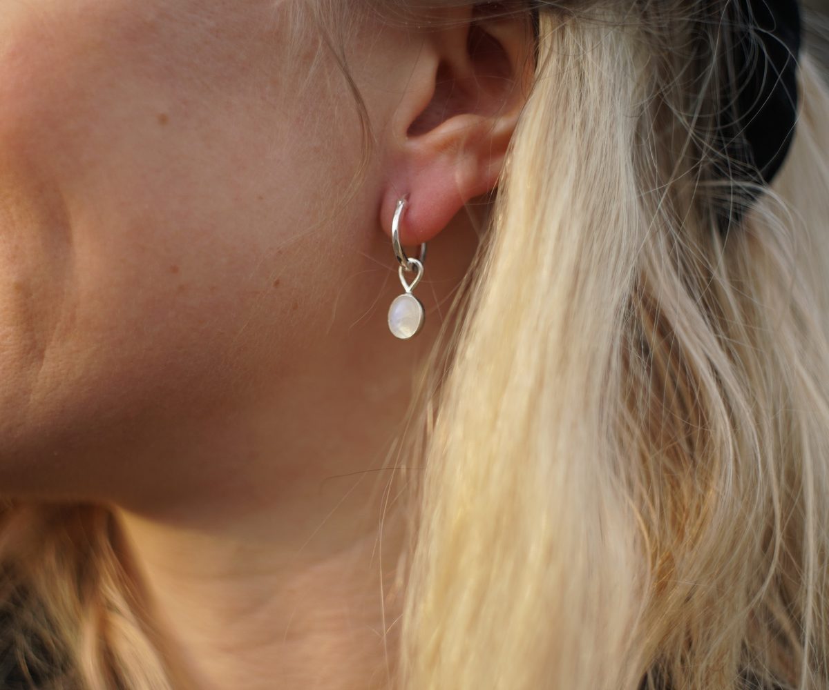 Måneskinn - sølvhoops med månestener