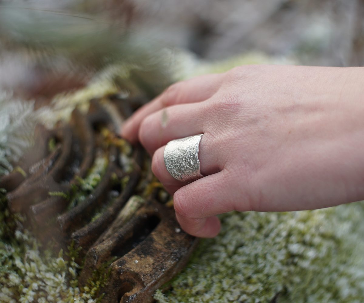 Bred ring med smeltet tekstur